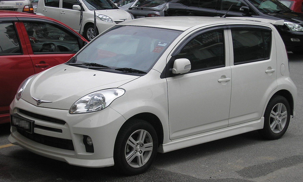 1280px-Perodua_MyVi_(first_generation,_SE)_(front),_Serdang