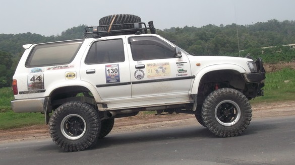 世界の車装から vol.7|コタキナバルの洪水に負けないランクル発見！！