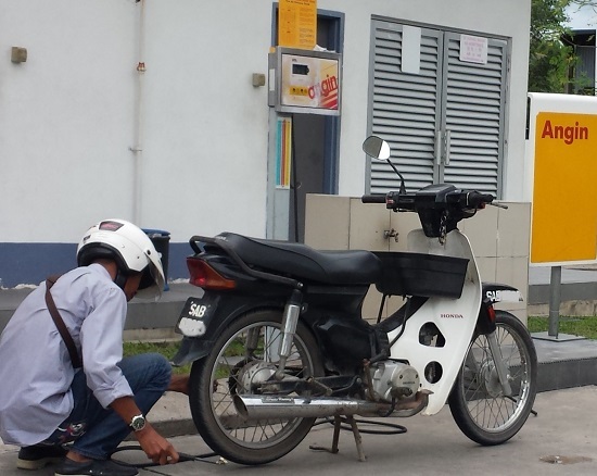 世界の車装から vol.20|空気入れる順番待ちも陽気で親切なマレー人