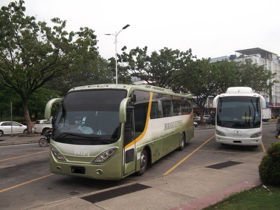 世界の車装から vol.13|コタキナバルの長距離バスは、リーズナブル、 でも、ちょっと恐い！！