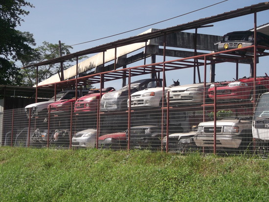 世界の車装から vol.27|車の前半分だけ、売り物？