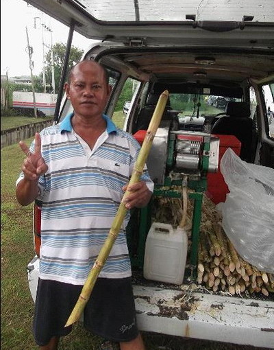 世界の車装から vol.18|道端のワンボックスで売っている緑茶色のドリンクとは？