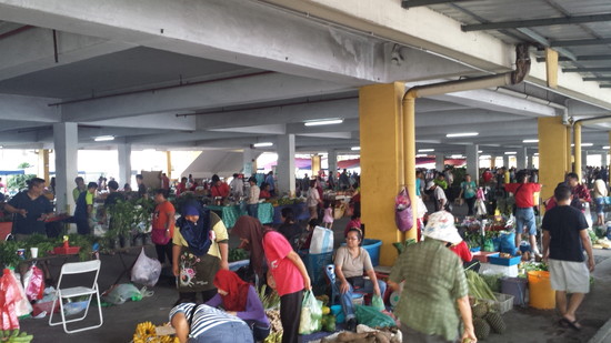 世界の車装から vol.48|ショッピングセンター駐車場、土曜日が混雑する理由