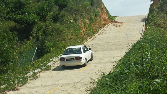 世界の車装から vol.54|丘の上の豪邸-坂道が急すぎて登れない