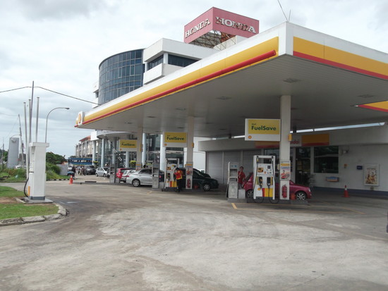 世界の車装から vol.50|どうやってガソリンを満タンにしたらいいのか？