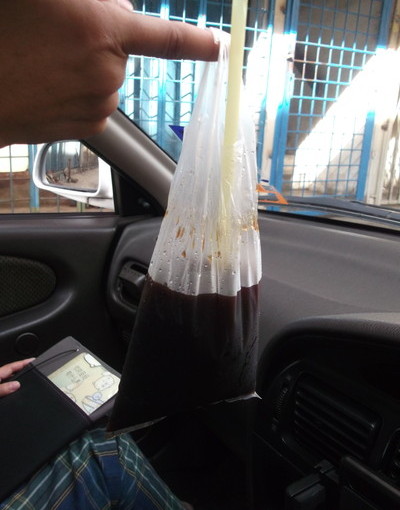 世界の車装から vol.49|タウンエースの弁当屋さん-ドリンクは袋に入れる